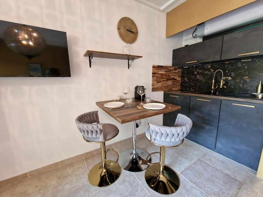 Appartement Beau Studio, Moderne, Au Calme Avec Piscine Et Parking Prive Dans Arboree *
